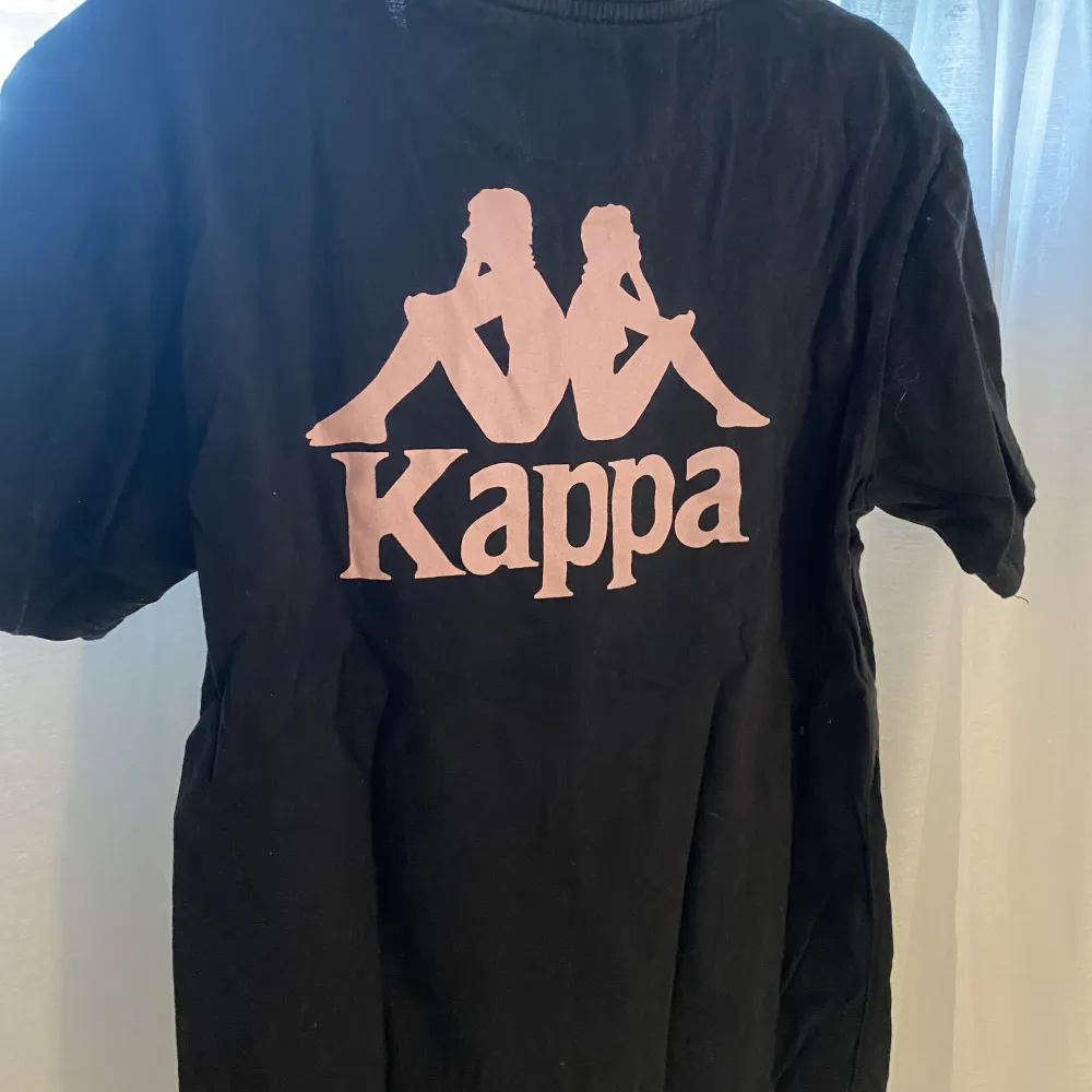 Kappa t-shirt med tryck på ryggen, knappast använd! 180kr+frakt🌸. T-shirts.