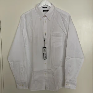 J.Lindeberg skjorta - Button down skjorta i 100% bomull. Regular fit. Oanvänd.