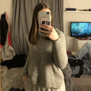 Grå långärmad - Långärmad stickad tröja från Amisu, använder den inte längre.