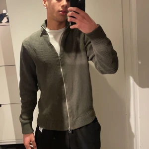 Zip tröja - Hel zip tröja, skick 10/10 inga hål, smuts eller repor. Funkar perfekt nu till våren, hör av dig för mer info!