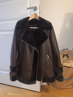 Höst/vinter jacka  - En as snygg brun konstläder jacka från märket River Island men köpt ifrån hemsidan asos. Den är lite tight i insidan då den är täckt med fuskpäls inuti. Har använt den bara några gånger så den är så gott som ny. Orginalpris 1219kr💕💕