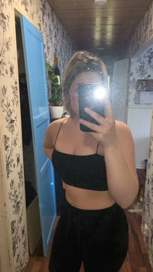 Tubtopp - Svart tuptopp från ginatricot i stl S. 50kr för en eller 150kr för alla fyra på sista bilden!  Hund och katt finns i hemmet!