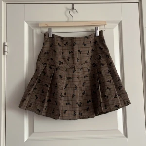 Brun kjol med rosetter - Säljer denna kjolen som jag inte använder. Köpt för 69kr på en annan second hand butik. Har du frågor/intresserad/vill ha fler bilder så kontakta mig. Köpare betalar frakt. 
