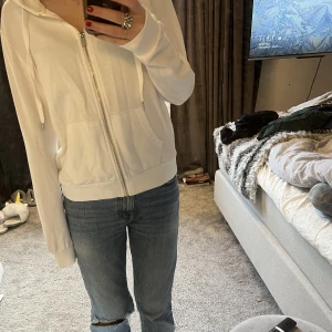 Zip tröja  - Luvtröja med dragkedja ifrån Anna field.  Ganska Tunt materieall men väldigt fin.  Fint skick!  Stl S