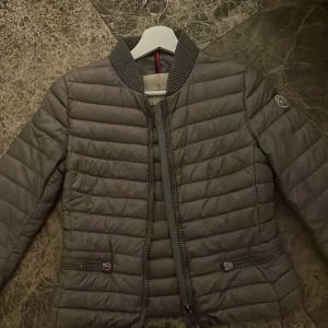 Moncler jacka - Säljer denna super fina moncler jacka pga att storleken inte passar längre. Den är äkta och använd ca 1 år. ( Priset går att diskutera )