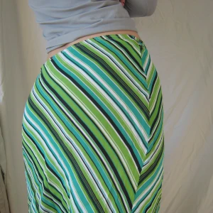 Randig midikjol - Sååå fin. passar storlek S och M. Tryck inte på köp nu utan skriv till mig först 💌