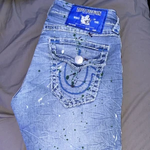 True Religion jeans - Säljer mina nya True religion jeans, väldigt sköna och bra skick. Nypris 3000kr