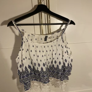 Top - Axellös topp med ärmar från H&M. Nypris 199kr. Frakt tillkommer!!!!