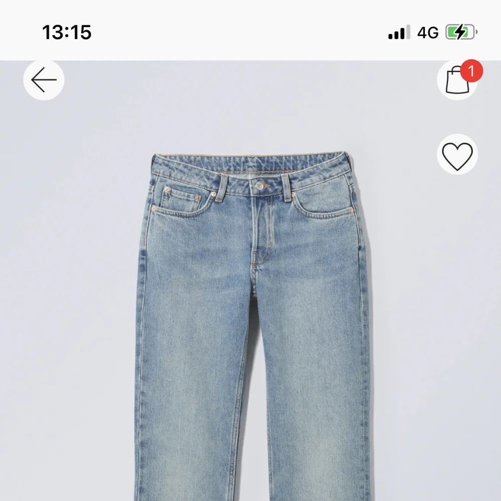 Fråga om med bilder!!! Säljer mina helt oanvända jeans från weekday då det ej passade alls, har  prislappen kvar. Det är i storlek 27/32. Ordinarie pris 599kr . Jeans & Byxor.