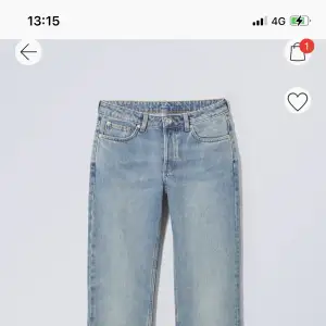 Fråga om med bilder!!! Säljer mina helt oanvända jeans från weekday då det ej passade alls, har  prislappen kvar. Det är i storlek 27/32. Ordinarie pris 599kr 