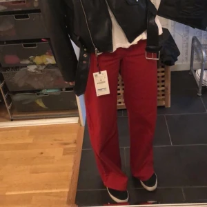 Röda jeans - Säljer dessa röda jeans från HM som är in fint skick. Säljer pågrund att dem aldrig kommer till användning. 