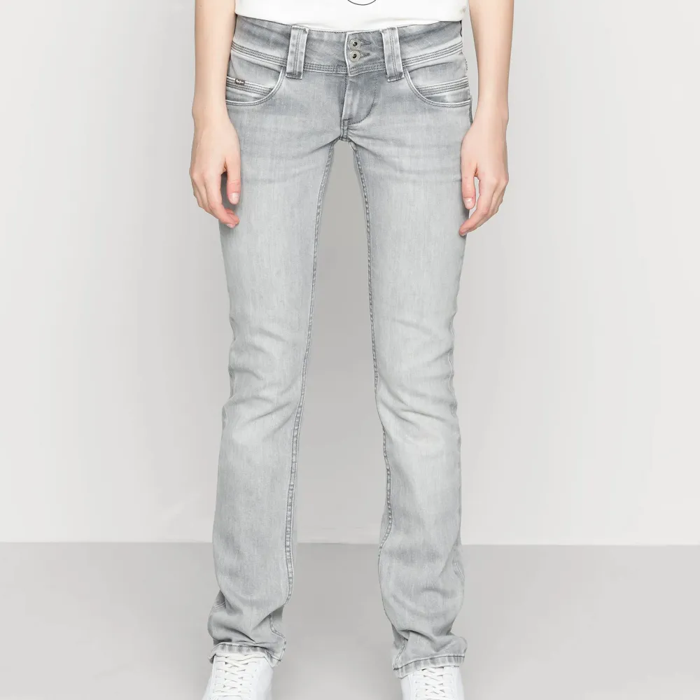 Skit snygga och trendiga jeans från Pepe i modellen VENUS! I nyskick! Köpte för 999kr på zalando 😍 Måste tyvärr sälja då dem blivit för små för mig!  28x32 Finns fler bilder privat😄. Jeans & Byxor.