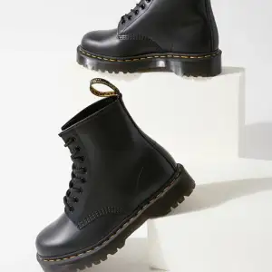 Klassiska doc martens kängor med lite mer platå än originalet som är sparsamt använda