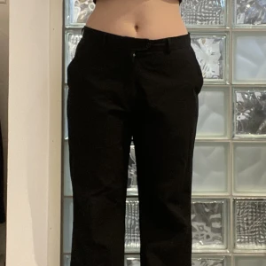 Kostymbyxor  - Kostymbyxor, är 1,68 och de når precis fötterna. 💕