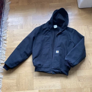 Carhartt active jacket - Hej! Säljer en Carhartt active. Helt ny aldrig använd. Köpt på sellpy för ett tag sen. Pris kan diskuteras. Finns i Stockholm! 
