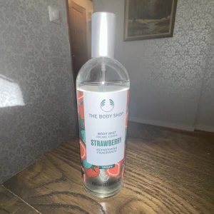 Parfym  - Strawberry bodymist från the body shop