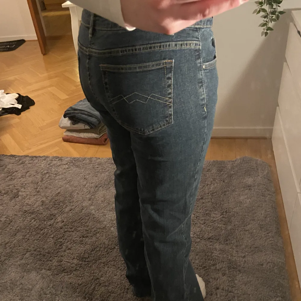 Superfina lågmidjade blåa jeans i storlek 40. Köpte secondhand men i väldigt bra skick! . Jeans & Byxor.