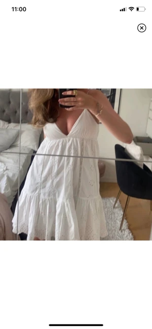 Klänning Zara Vit - Nyskick, sparsamt använd 💖Inga defekter. Bilden är lånad! Den är i stlk S men passar också XS då det är knytning i ryggen så man kan justera den själv 🥰💓 Sista bilden är min 🥰