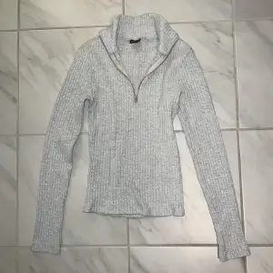 En grå zip tröja (dragkedja) från Gina Tricot i stl XS. 