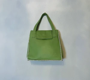 Liten grön handväska - Liten grön handväska som aldrig används. 20 cm både bredd och höjd💗