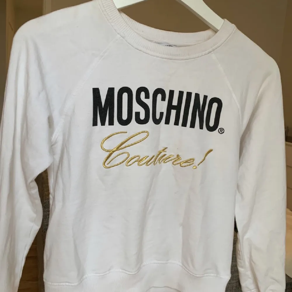 Vit äkta Moschino tröja köpt i London. Knappt använd, storlek 140 men passar mig som har XS. Skriv om ni vill ha bild på hur den sitter på. . Tröjor & Koftor.