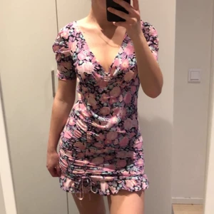 Blommig klänning  - Superfin klänning från H&M som tyvärr är för kort för mig!!🥹(Är 171) Storlek 36, aldrig använd. Skriv privat för mer info eller bilder.🥰💗