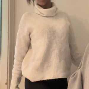 Tröja - En as skön vit ihålig tröja ifrån Lager 157. Stolek Xs men passar även S! Säljer den eftersom den inte kommer till någon användning.