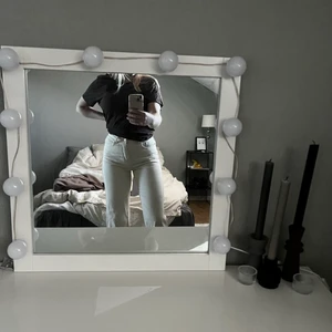 Krämvita jeans  - Ett par helt oanvända vita jeans, dem kommer inte till användning då jag tycker dem är för korta för mig. Annars jättesnygga!!