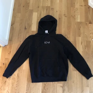 Polar skate co hoodie - En svart och simpel hoodie från polar. Den har varit ganska flitigt använd Men den är i fint skick och är inte trasig :)