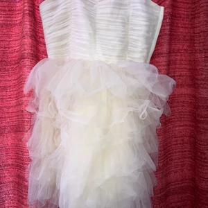 Cool klänning 152 - Punk eller student Skolavslutning créme vit kort puff klänning storlek 152