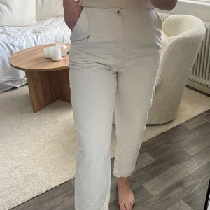 Vita byxor  - Vita byxor i tjockare tyg, använda en del men fortfarande i väldigt fint skick. Jag är 165 cm, normalt en M/40/42 i byxor. 