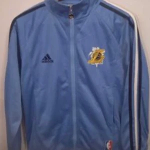 Adidas zipjacka med Lakers logga fram - Oanvänd Adidas Lakers NBA special edition, storlek S. Normal i storleken, passar bra som vårjacka 