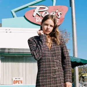 Blazer klänning Zara - 300 kr BLAZERKLÄNNING MED STRUKTUR storlek S.  Garderobsrensning oanvända med prislapp kvar. Blev gravid så kan inte ha de längre. Finns i Uppsala men kan fraktas mot frakt kostnad. Helt ny!!