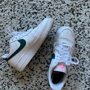 Nike air - Nike air strl 38,5! Använda mindre än 5 gånger! Säljer pga lite för stora för mig :) 