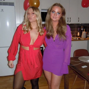 Klänning - Säljer den lila klänningen till höger, använd 1 gång 💕