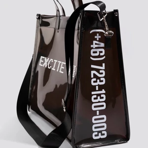 Väska - Intresse koll på denna super fina slutsålda väska från nakd. Köpt för 350 kr, säljer vid rimligt pris