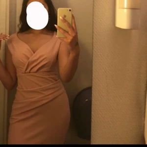 Balklänning  - Säljer min balklänning jag hade i åk 9, säljer den pga att den inte passar mig längre. Den är storlek M/ 38 och passar en större S samt en mindre L, men då jag nu är L sitter den lite tajt. Endast använd en gång för några år sen, sedan dess varit upphängd. Klänningen är nude/ rosa färg och exakt samma klänning som den vinröda, men nude/rosa då den färgen utgått från sortimentet. Klänningen är köpt på bubbleroom för 899kr. En superfin klänning som jag älskade, men som nu behöver en ny ägare <3