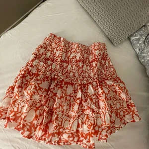 Kjol - Super fin kjol från natura stores!! Aldrig använd och köpt på en flygplats i Spanien💞