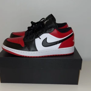 Jordan 1 Low Bred - Säljer ett par Jordan 1 Low Bred. Helt nya och aldrig användna i storlek 41. Kvitto finns och boxen är helt felfri. Jag kan frakta över hela Sverige.