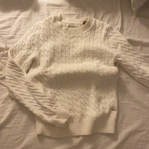 Stickad tröja💗 - Så fin tröja från lindex💗 nästan aldrig använd så i nyskick💗 köparen står för frakt 66kr💗