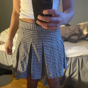 Rutig kjol - Säljer en rutig kjol från Pull and Bear i storlek S. Kjolen är i bra skick