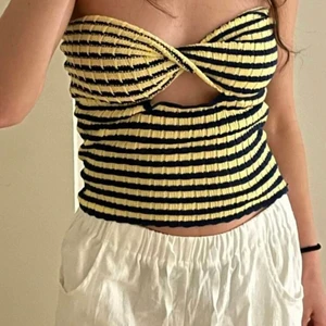 Stickad topp - Stickad topp i storlek M sitter mer som en s/m. Säljer för jag råkade köpa 2 