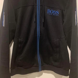 Hugo boss kofta  - Hej säljer denna fina Hugo boss koftan strlk l men liten i storleken så dom som har s/m kan passa frakt 📦 funkar med spårning för mer information skriv till mig 