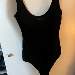 Topp - En fin svart body i storlek XS, säljer för att den är för liten för mig🖤