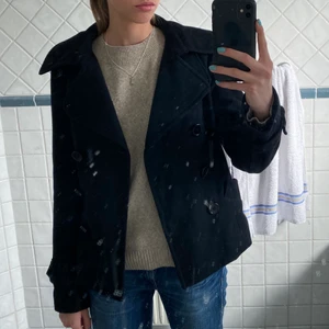Kort kappa - Intressekoll på min korta kappa som jag köpt second hand i london. Supertrendig och perfekt till våren! Märket är topshop och står storlek 12, skulle säga att den passar XS-M! 