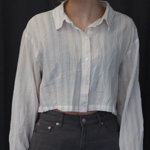 Vit mönstrad skjorta  - Mönstrad skjorta som är super snygg nu till sommaren, går att matcha till allt och kan användas både knäppt och uppknäppt. Bra skick🐚