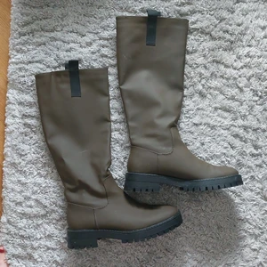 Platåstövlar pull & bears - bra skick. hade haft på mig stövlar cirka 3 gånger men då de inte passar riktig behöver jag sälja den.