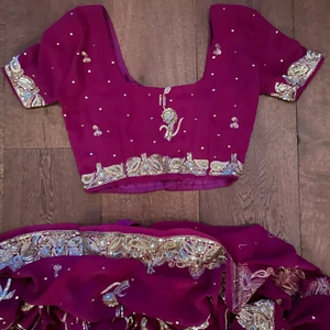 Äkta indisk sari  - Inköpt i Manchester, England. Otroligt vacker, underkjol + topp + sari med vackra gulddetaljer. Endast använd vid ett tillfälle 