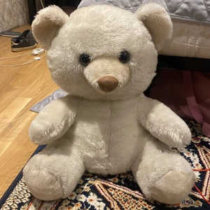Stor nalle björn  - Hej säljer en stor söt nalle Björn för 100kr priset kan diskuteras köparen står för frakten❤️.