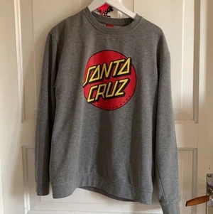Santa cruz tröja😍 - Super fint skick! Är i storlek M men passar mej som har S. Köpt för 599kr å säljer den för 250kr pris kan som sagt diskuteras å är ÖPPEN FÖR BYTEN!🥰
